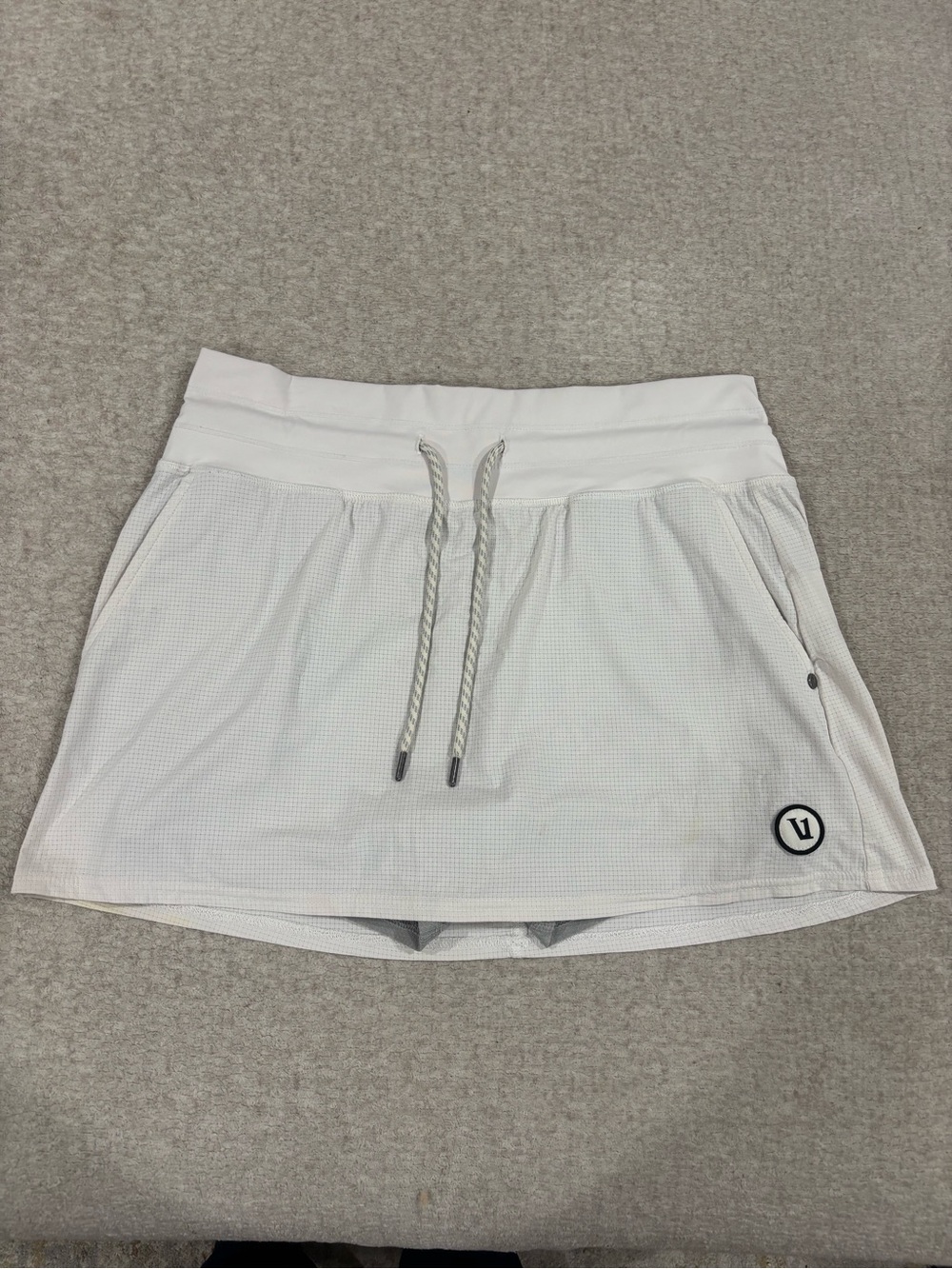 Vuori White Women’s Athletic Skort with Drawstring Waist